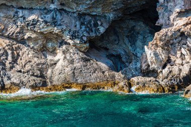 Cliff kayalar ve Akdeniz, Yunanistan.