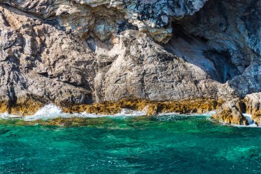 Cliff kayalar ve Akdeniz, Yunanistan.