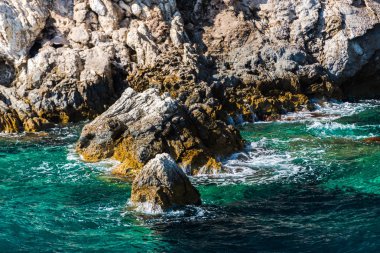 Cliff kayalar ve Akdeniz, Yunanistan.