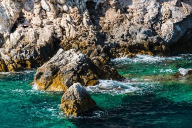 Cliff kayalar ve Akdeniz, Yunanistan.