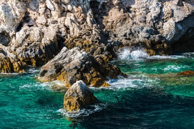 Cliff kayalar ve Akdeniz, Yunanistan.