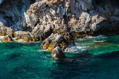 Cliff kayalar ve Akdeniz, Yunanistan.