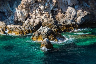 Cliff kayalar ve Akdeniz, Yunanistan.
