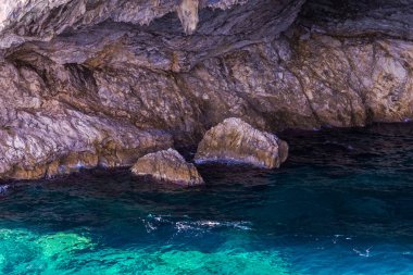 Cliff kayalar ve Akdeniz, Yunanistan.