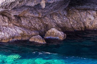 Cliff kayalar ve Akdeniz, Yunanistan.