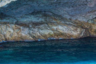Cliff kayalar ve Akdeniz, Yunanistan.