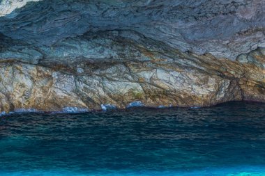 Cliff kayalar ve Akdeniz, Yunanistan.