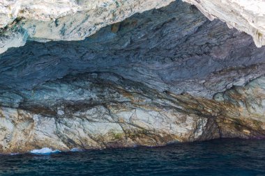 Cliff kayalar ve Akdeniz, Yunanistan.