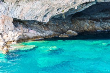 Cliff kayalar ve Akdeniz, Yunanistan.