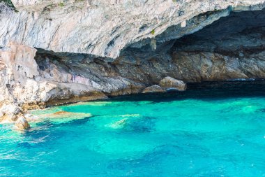 Cliff kayalar ve Akdeniz, Yunanistan.