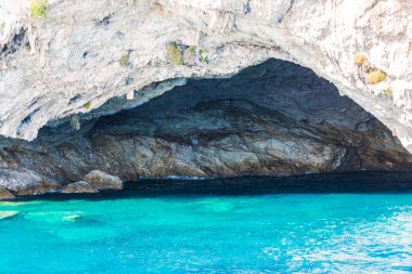 Cliff kayalar ve Akdeniz, Yunanistan.