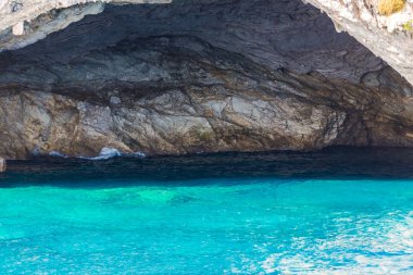 Cliff kayalar ve Akdeniz, Yunanistan.