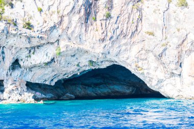 Cliff kayalar ve Akdeniz, Yunanistan.