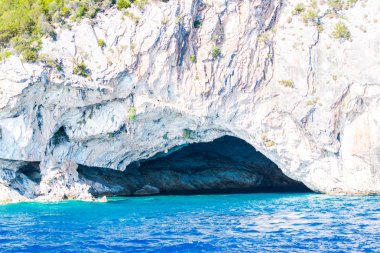 Cliff kayalar ve Akdeniz, Yunanistan.