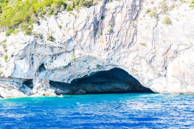 Cliff kayalar ve Akdeniz, Yunanistan.