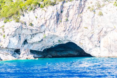 Cliff kayalar ve Akdeniz, Yunanistan.