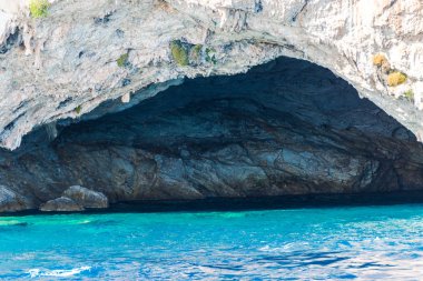 Cliff kayalar ve Akdeniz, Yunanistan.