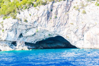 Cliff kayalar ve Akdeniz, Yunanistan.