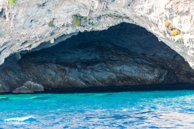 Cliff kayalar ve Akdeniz, Yunanistan.