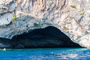 Cliff kayalar ve Akdeniz, Yunanistan.