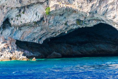 Cliff kayalar ve Akdeniz, Yunanistan.
