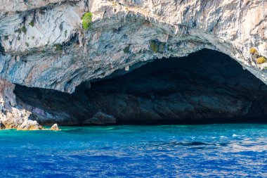 Cliff kayalar ve Akdeniz, Yunanistan.