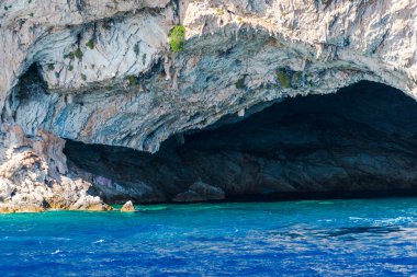 Cliff kayalar ve Akdeniz, Yunanistan.