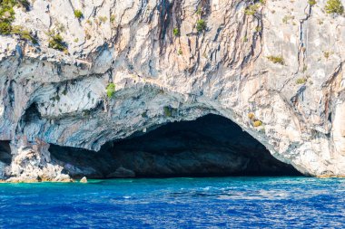 Cliff kayalar ve Akdeniz, Yunanistan.