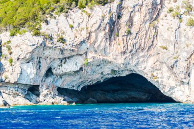 Cliff kayalar ve Akdeniz, Yunanistan.