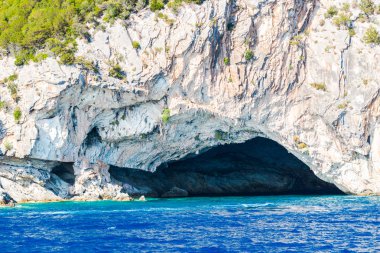 Cliff kayalar ve Akdeniz, Yunanistan.