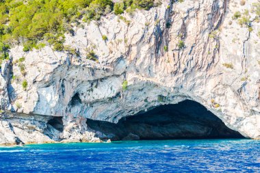 Cliff kayalar ve Akdeniz, Yunanistan.