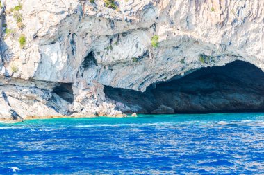 Cliff kayalar ve Akdeniz, Yunanistan.