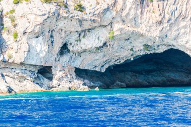 Cliff kayalar ve Akdeniz, Yunanistan.