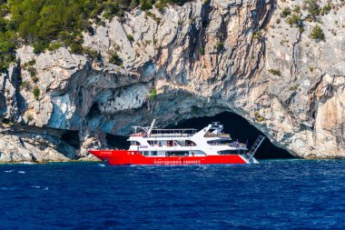 kırmızı mavi deniz suyu Tayland rocky mountain yakınındaki tekne gezisi