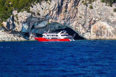 kayalık dağ, Tayland mağarada yakınındaki mavi su mavi yolculuk