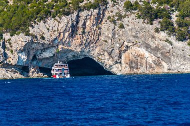 kayalık dağ mağarada yakınındaki mavi su mavi yolculuk 