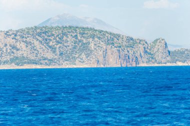 mavi deniz suyu ve dağlar 