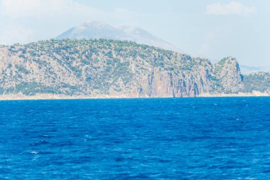 mavi deniz suyu ve dağlar 