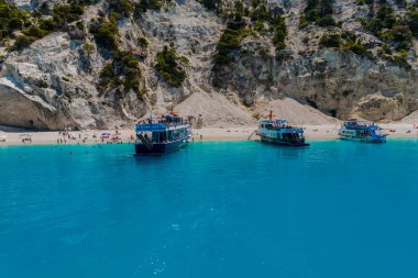Zakynthos, Yunanistan - 31 Ağustos 2016: Açık deniz suyunun tadını çıkaran turistler.