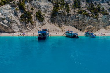 Zakynthos, Yunanistan - 31 Ağustos 2016: Açık deniz suyunun tadını çıkaran turistler.