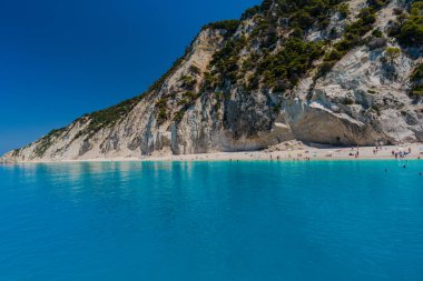 Zakynthos, Yunanistan - 31 Ağustos 2016: Açık deniz suyunun tadını çıkaran turistler.