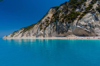 Zakynthos, Yunanistan - 31 Ağustos 2016: Açık deniz suyunun tadını çıkaran turistler.