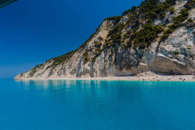 Zakynthos, Yunanistan - 31 Ağustos 2016: Açık deniz suyunun tadını çıkaran turistler.