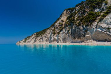 Lefkada Adası, Yunanistan resort dağlar ve şeftali insanlarla şaşırtıcı turkuaz su 