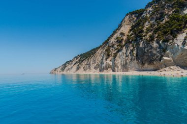 Lefkada Adası, Yunanistan resort dağlar ve şeftali insanlarla şaşırtıcı turkuaz su 