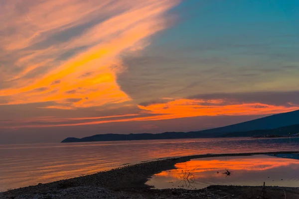 Вечірнє Небо Заходу Сонця Над Озером Вода Острівний Пейзаж Фоні — стокове фото