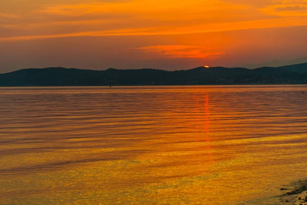 Göl Günbatımı Gökyüzü Dağ Ufukta — Stok fotoğraf