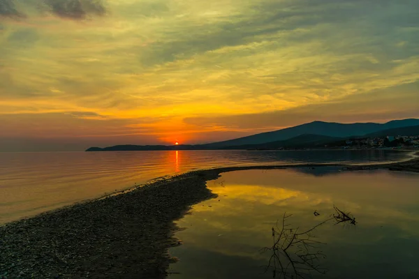 Озеро Заходом Сонця Небо Гори Горизонті — стокове фото