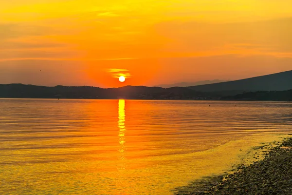 Величне Оранжево Червоне Небо Заходу Сонця Сонцем Над Водою Озера — стокове фото
