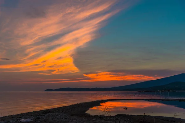 Мирне Небо Заходу Сонця Острівний Пагорб Фоні — стокове фото